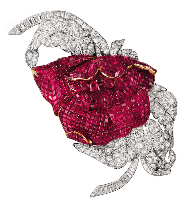 Pregadeira Pivoine, Van Cleef & Arpels, 1937. Na exposição Van Cleef & Arpels – Time, Nature, Love no Palazzo Reale em Milão.