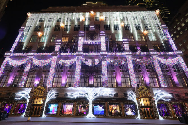 A fachada dos armazéns Saks Fifth Avenue, Nova Iorque.