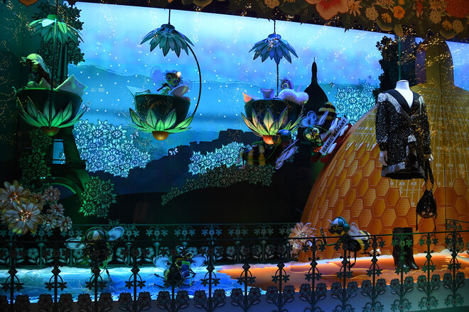 As montras das galerias Lafayette, Paris.