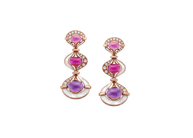 Brincos da coleção Cinemagia em ouro rosa com diamantes, Bulgari (preço sob consulta)