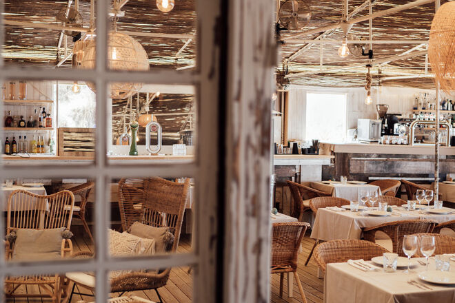 Bohemian Beach Club, Costa da Caparica | Na praia da Cabana do Pescador, na Costa da Caparica, as propostas deste recém inaugurado bar e restaurante incluem jantar de degustação com prato de carne e peixe e ceia.