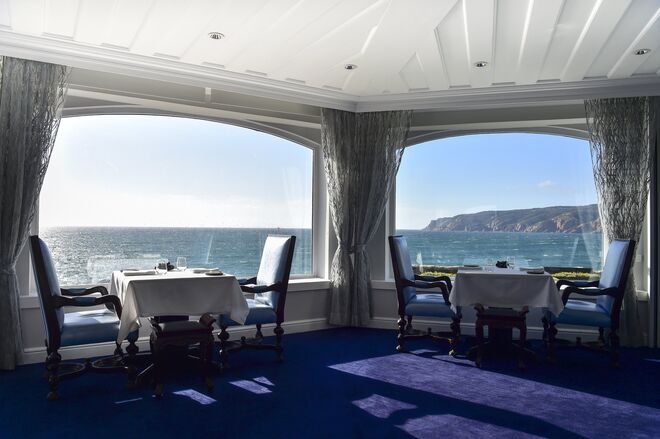 Fortaleza do Guincho, Cascais | Sem esquecer o poder do produto da época e a gastronomia nacional, o chef Gil Fernandes escolheu o melhor que o mar tem para oferecer: como lagostim, lagosta e o cherne. 