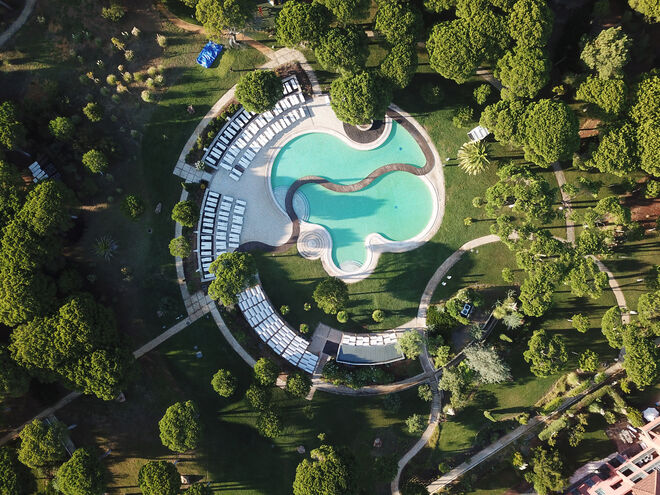 Sheraton Cascais Resort, Cascais | O resort vai celebrar a chegada de 2020 com uma viagem gastronómica intitulada “A volta ao mundo numa noite”, começando a festa com pratos representativos dos quatro cantos do mundo, decoração temática, música e dançarinos, com bebidas incluídas no menu. 