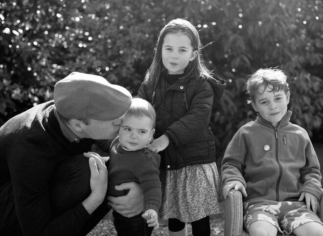 2019 | O postal de Natal dos duques de Cambridge junta o príncipe William aos três filhos: Louis, Charlotte e George