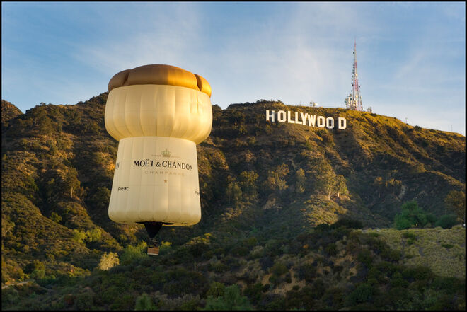 Um balão suspenso no ar à frente da placa Hollywood, em 2011, a propósito da campanha ‘The Spirit of 1743’.