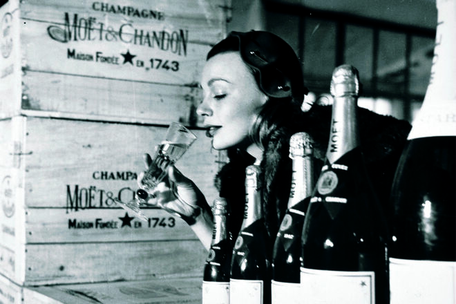 A atriz francesa Dany Robin fotografada na Moët & Chandon para o anúncio ‘La qualité française’ em 1955.