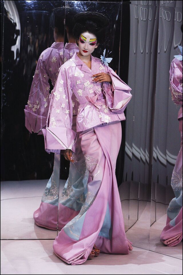 Kimono: Kyoto to Catwalk. De 29 de fevereiro a 21 de junho. Victoria & Albert Museum, Londres. Vestido de Alta Costura primavera/verão 2007, Christian Dior.