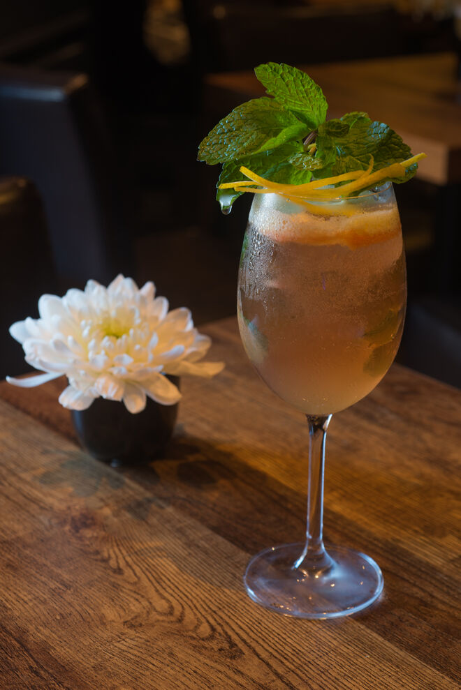 Beber um cocktail no novíssimo bar Avenew