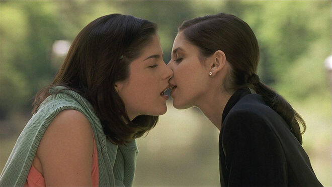 Selma Blair e Sarah Michelle Gellar em 'Estranhas Ligações' (1999) 