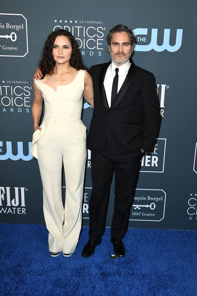 Rain Phoenix e Joaquin Phoenix num fato Stella McCartney