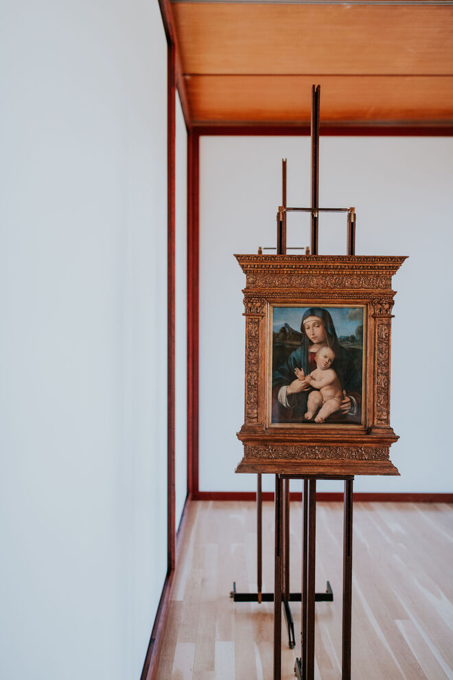 Interior da exposição Art on Display: Formas de expor 1949-69, até 2 de março de 2020. Na Galeria principal da Fundação Calouste Gulbenkian, Lisboa.