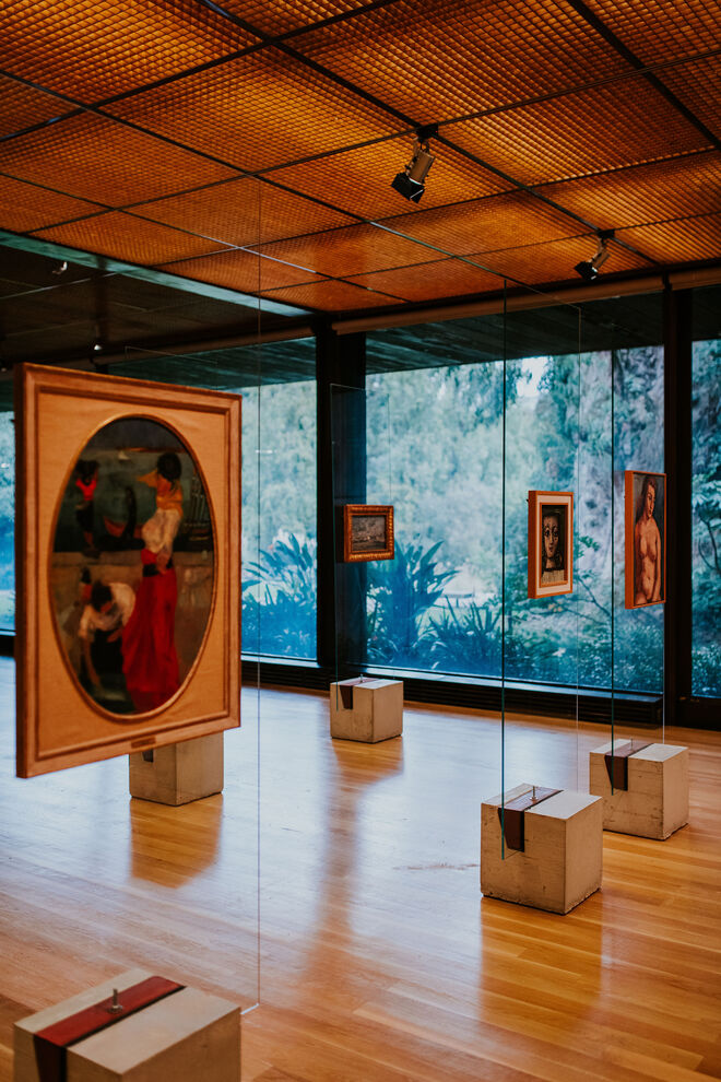 Interior da exposição Art on Display: Formas de expor 1949-69, até 2 de março de 2020. Na Galeria principal da Fundação Calouste Gulbenkian, Lisboa.