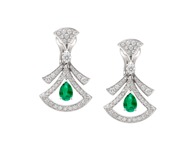 Brincos Diva's Dream em ouro branco com diamantes e esmeraldas, €25 000, Bulgari 