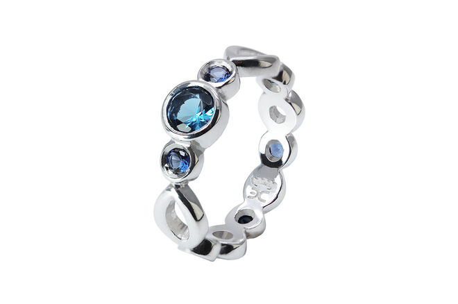 Anel Poweful Blue em prata, €74,90, Eugénio Campos 