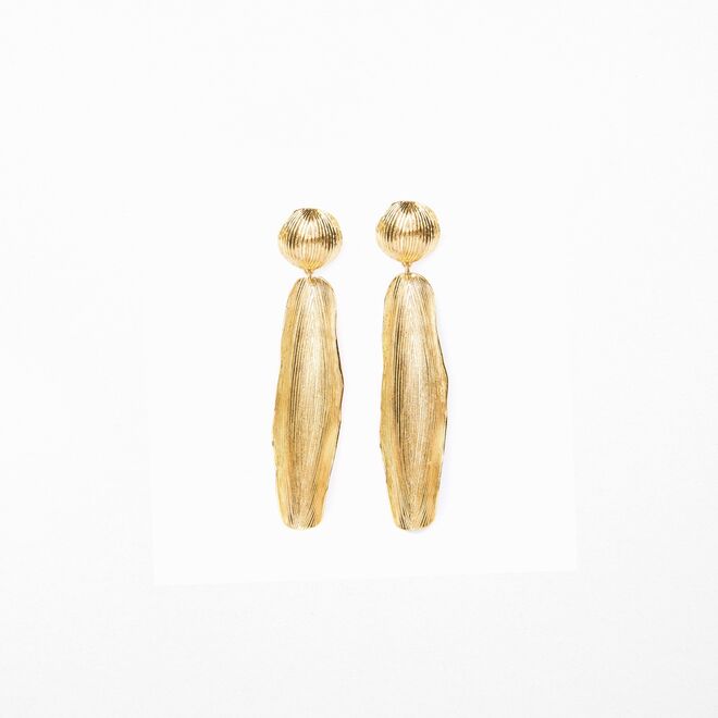 Brincos Escarlata em prata dourada, €175, Juliana Bezerra 