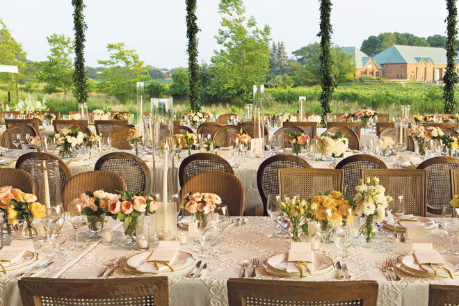 Uma imagem do interior do livro A Great Party – Designing the Perfect Celebration (Rizzoli, 2019) é o primeiro livro de Bryan Rafanelli, organizador de eventos e fundador da Rafanelli Events.