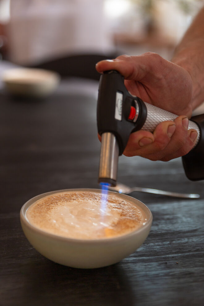 Sobremesa de creme de manteiga de amendoim com pão e vinho do Porto
