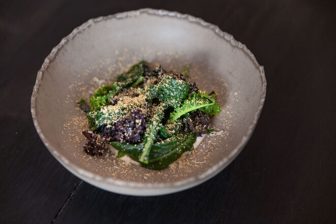 Entrada de couve-flor com amêndoas, couve e água de tomate fermentada