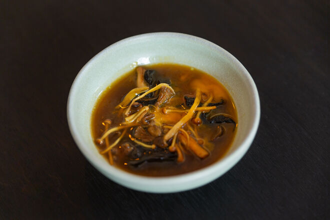 Entrada de cogumelos, com gema de ovo e caldo de galinha