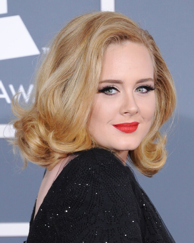 Adele na 54ª edição dos prémios Grammy, em Los Angeles, Califórnia, a 12 de fevereiro de 2012