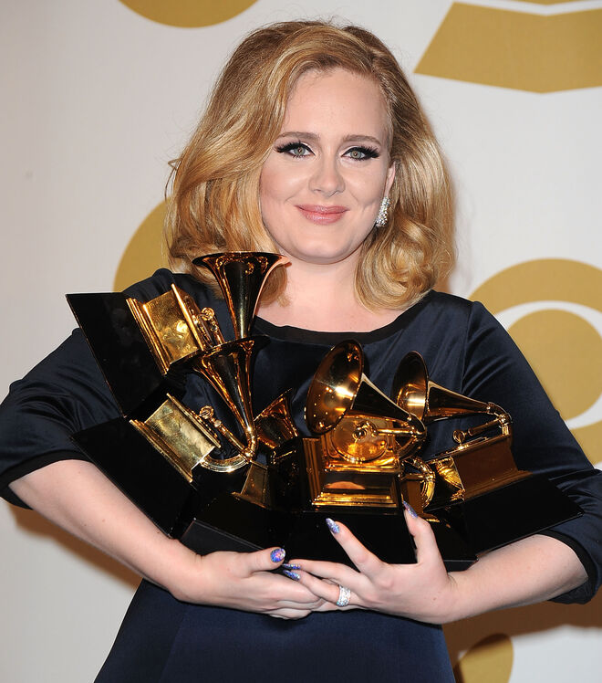 Adele com os seus seis prémios Grammy na 54ª edição do evento, em Los Angeles, Califórnia, a 12 de fevereiro de 2012