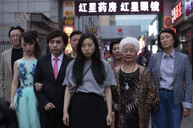 Tzi Ma, Shuzhen Zhao, Han Chen, Aoi Mizuhara, Hong Lu, Diana Lin, Awkwafina, e Yongbo Jiang em A Despedida (2019)