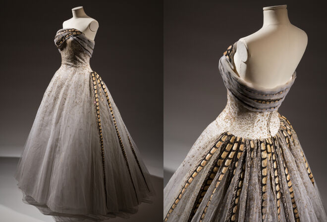 Ballerina: Fashion’s Modern Muse. De 11 de fevereiro a 18 de abril. Museu do Fashion Institute of Technology (MFIT), Nova Iorque. Vestido de debutante com tule pintado e penas em veludo pintadas, primavera de 1960, de Pierre Balmain. Emprestado por Hamish Bowles. 