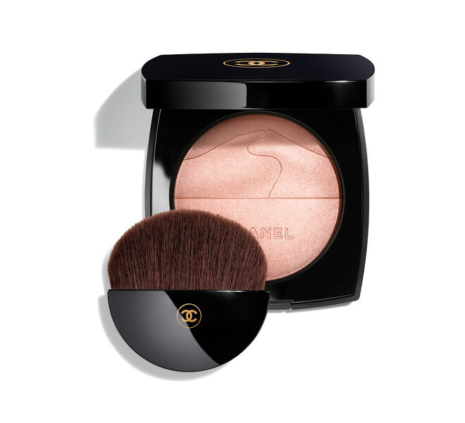 Pó iluminador Éclat du Désert, criação exclusiva e edição limitada, 11 g, €55, Chanel