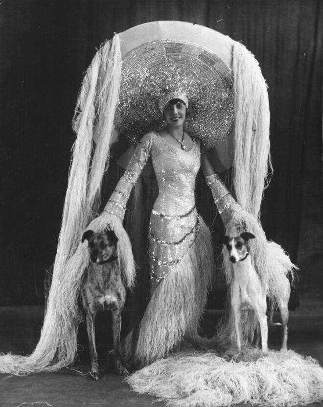 Jeanne Bourgeois, artisticamente conhecida como Mistinguett foi uma cantora e atriz francesa.