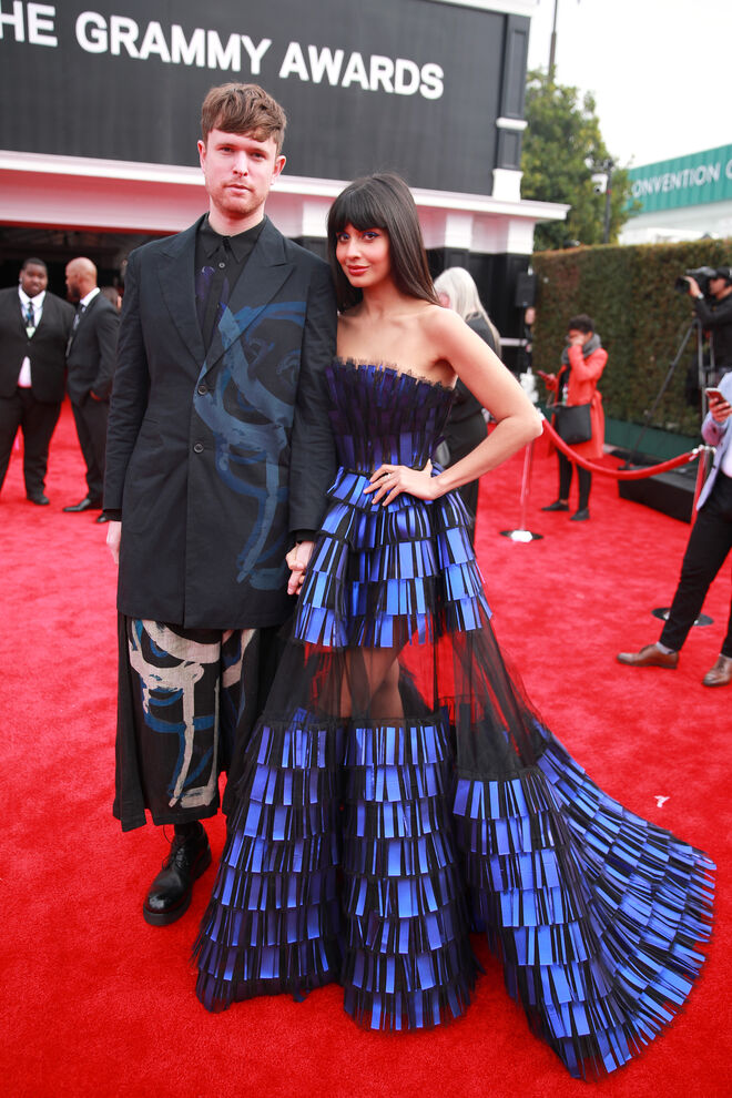James Blake e Jameela Jamil em Georges Chakra Couture