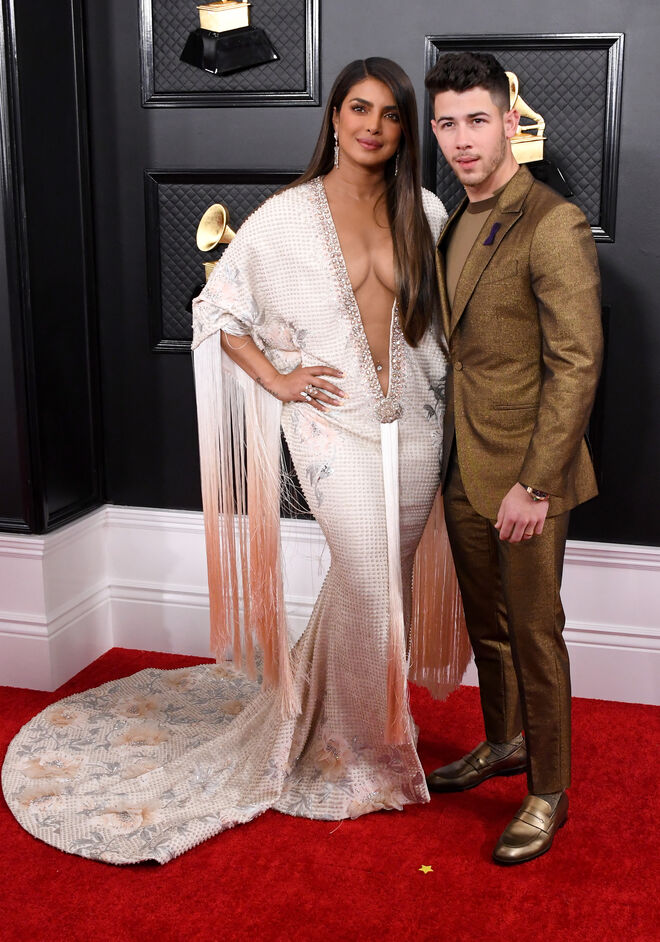 Priyanka Chopra Jonas em Ralph & Russo e Nick Jonas