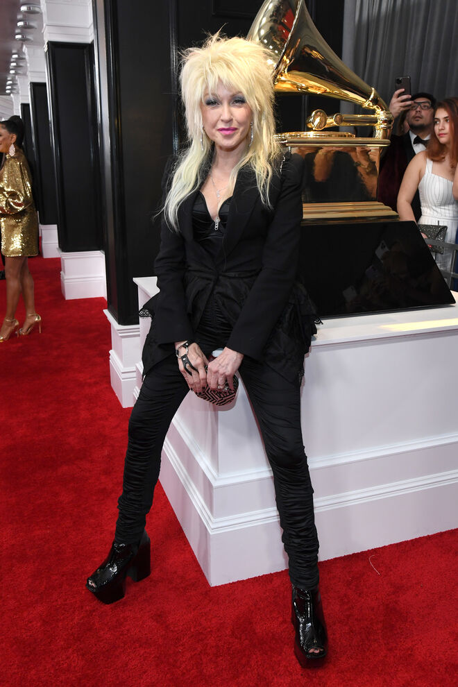 Cyndi Lauper em Alexander McQueen e corset vintage Jean Paul Gaultier