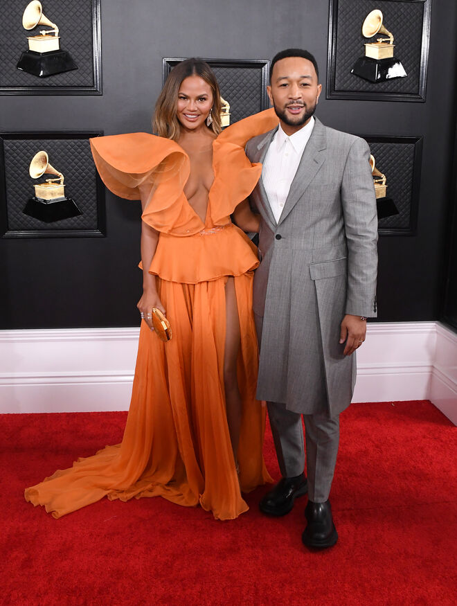 Chrissy Teigen em Yanina Couture e John Legend em Alexander McQueen