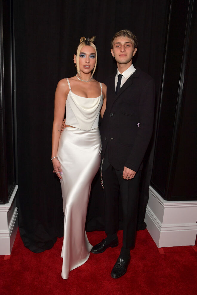 Dua Lipa em Alexander Wang e Anwar Hadid