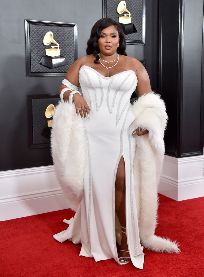 Lizzo em Atelier Versace e colar Lorraine Schwartz