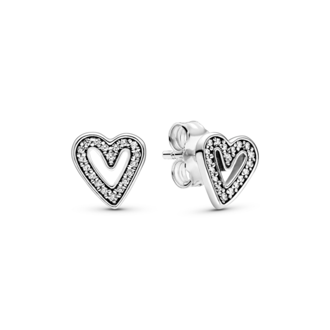 Brincos Sparkling Freehand Heart em prata e zircónias, €49, Pandora 