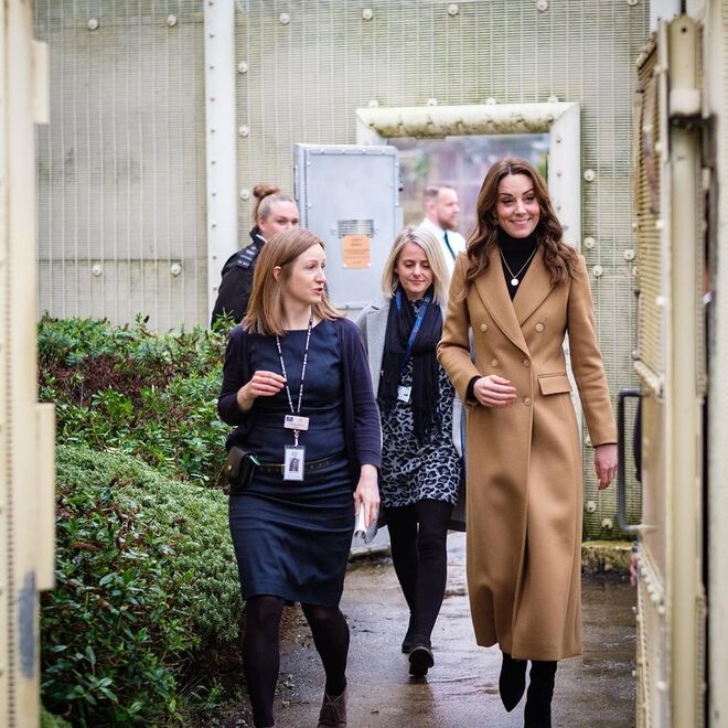 A Duquesa de Cambridge na sua visita mais recente à prisão feminina de Surrey, Inglaterra