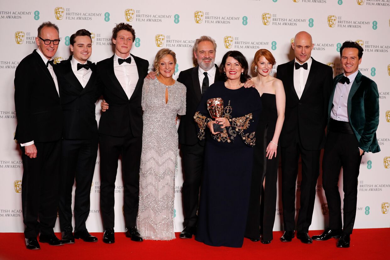 A equipa do filme '1917' nos BAFTA 2020. O produtor Callum McDougall, os atores Dean-Charles Chapman e George Mackay, a produtora Jayne-Ann Tenggren, o realizador e argumentista Sam Mendes, a produtora Pippa Harris, a co-argumentista Krysty Wilson-Cairns e os atores Mark Strong e Andrew Scott
