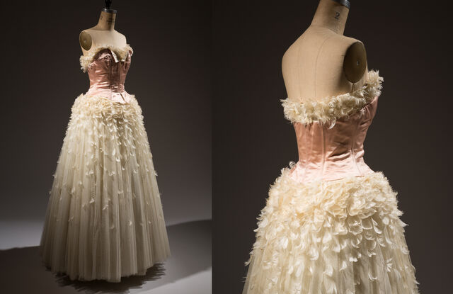 Vestido de Pierre Balmain, 1949. Exposição Ballerina: Fashion’s Modern Muse, no Museu do FIT, em Nova Iorque. 