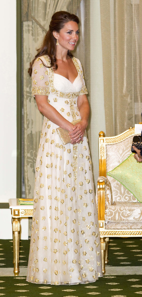 Kate Middleton veste Alexander McQueen na Malaásia, em 2012