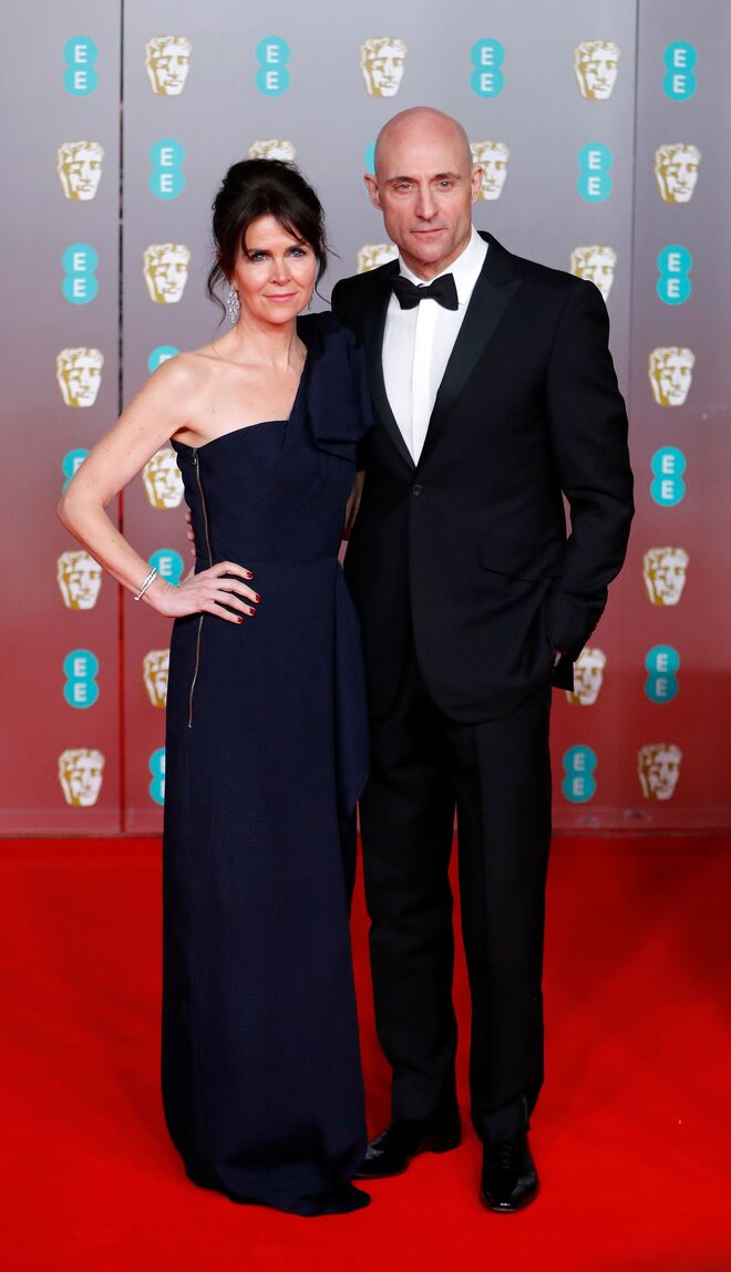 Liza Marshall e Mark Strong