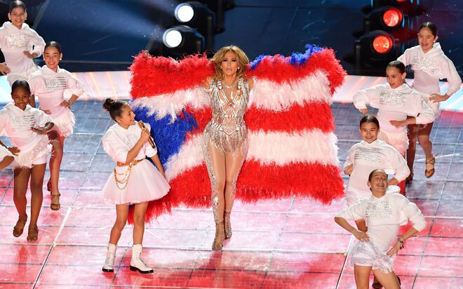 Emme Maribel Muñiz e Jennifer Lopez vestem Atelier Versace no Super Bowl LIV, a 2 de fevereiro de 2020