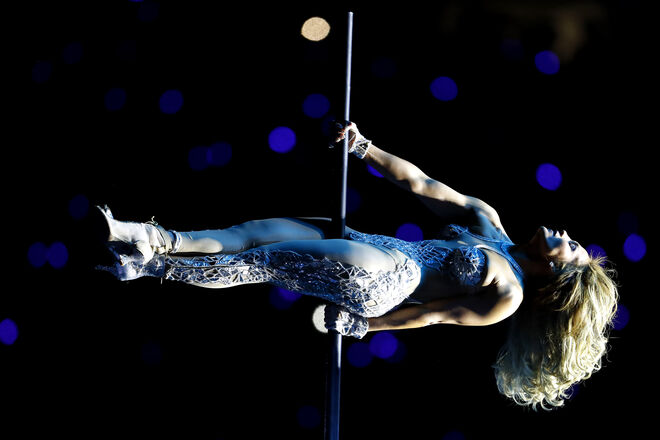 Jennifer Lopez veste Atelier Versace no Super Bowl LIV, a 2 de fevereiro de 2020