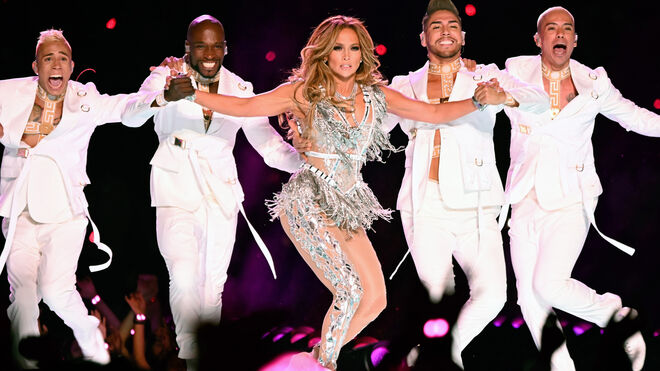 Jennifer Lopez veste Atelier Versace no Super Bowl LIV, a 2 de fevereiro de 2020