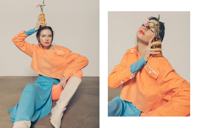 Sweat de ganga Ricardo Andrez. Camisa interior e saia COS. Collants da produção. Botas Mango. 