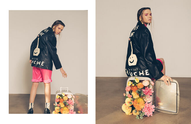 Casaco, Carol From Lisbon. Calções e brincos da produção. Botas, Mango. Anel, RochaCarvão.