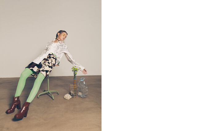 Camisa, Carol From Lisbon. Saia e choker da produção, Collants, Calzedonia. Botas, Mango.