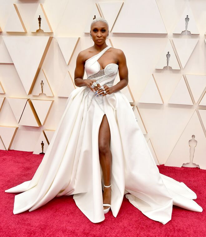 Cynthia Erivo em Versace e joias Piaget