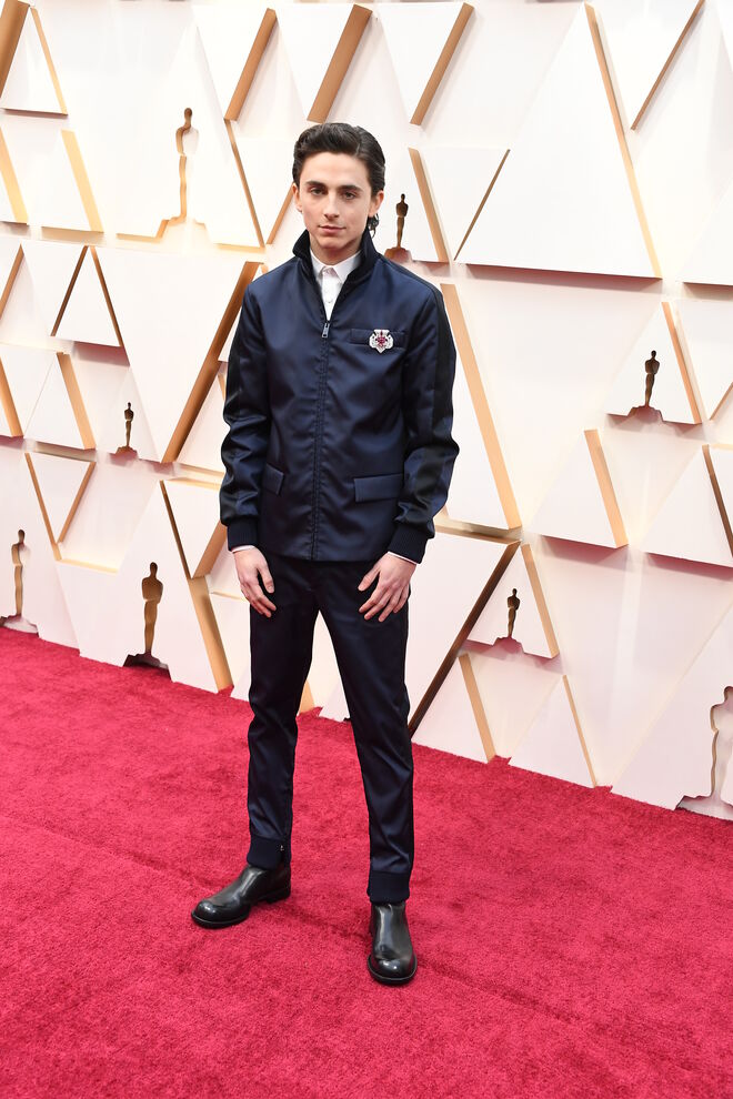 Timothée Chalamet em Prada e joia Cartier