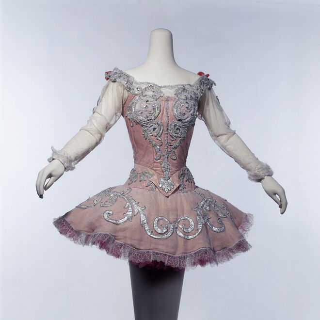 Figurino de Oliver Messel que Margot Fonteyn usou no papel de “Princess Aurora” em The Sleeping Beauty, na década de 1960, originalmente criado em 1946. Exposição Ballerina: Fashion’s Modern Muse, no Museu do FIT, em Nova Iorque. Empréstimo do Victoria and Albert Museum, Londres. 